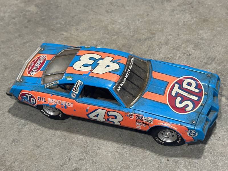 lot 44 image: Richard Petty #43 STP 1992 Franklin Mint 124 Diecast