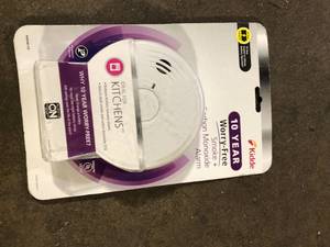 lot 15 image: Kidde 10-Year Worry-Free Battery Powered Smoke & Carbon Monoxide Detector  Customer Returns See Pictures