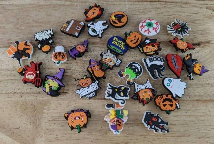 lot 53E image: 30 Brand New Halloween Character Croc Charms