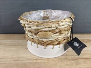 lot 114 image: Brand New LiveTrends Hayworth Ceramic Indoor Planter Pot Matte White 6.5