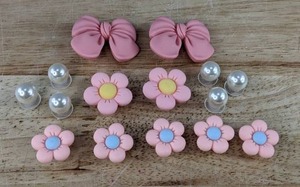 lot 123 image: 15 Brand New Pink Flower, Bow, and Pearl Croc Charms