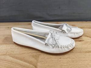 lot 169 image: Brand New Minnetonka White Leather Moccasins - Womens Size 8.5