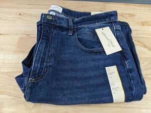 lot 323 image: Brand New Womens Universal Thread High Rise Flare Jeans, Size 14 Short