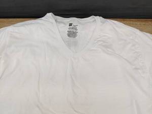lot 357 image: 6 Brand New Hanes Mens V-Neck White T-Shirts, Size Large