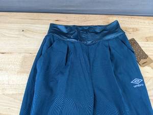 lot 393 image: Brand New Umbro Girls Training Blue Coral Pants - Size Small 78