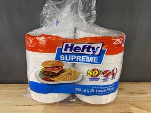 lot 399 image: Brand New Bulk Pack of 250 Hefty Supreme 8 78 Foam LunchDinner Plates