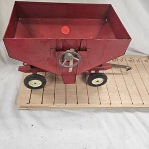 lot 13 image: Ertl International Gravity Wagon, Like New Condition