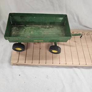 lot 14 image: John Deere Flare Wagon by Ertl