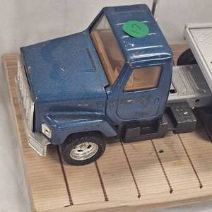 lot 17 image: Vintage Ertl ACME International