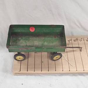 lot 18 image: Flare Wagon John Deere