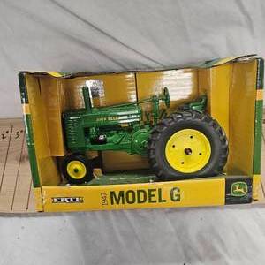 lot 40 image: John Deere 1947 Model G Tractor, in box