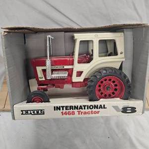 lot 41 image: Ertl International V8 1468 Tractor, in box