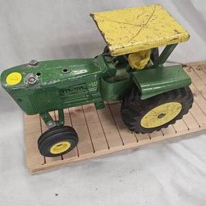 lot 7 image: Ertl John Deere 5020