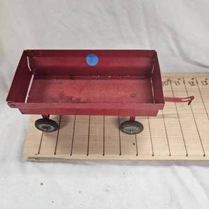 lot 8 image: Ertl Vintage Red International Flare Wagon