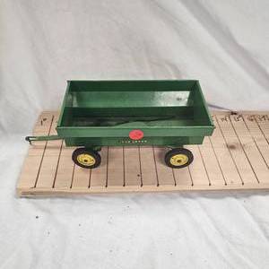 lot 9 image: Vintage Early Ertl John Deere Box Wagon