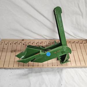 lot 44 image: 116 Eska John Deere 2 row Corn Picker