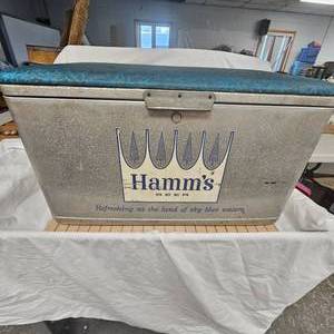 lot 91 image: Hamms Vintage Very Clean Beer Cooler wpadded Top, No Rust or Rot