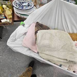 lot 102 image: 6 Very Nice Clean Bathtowels