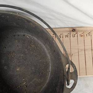 lot 105 image: Griswold 9 Dutch Oven