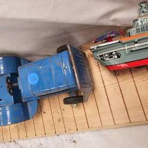 lot 116 image: Tonka Airlines Tug and Trailer, 50s,Early 60s