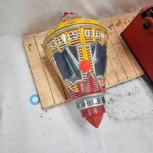 lot 117 image: Vintage 1960s SH Japan Lith Friendship 7 Space Toy and and 1950s Berwin Director Toy Typewriter