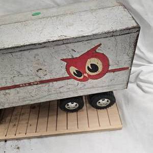lot 118 image: 1950s Tonka Redowl Goods Truck and Trailer wStuffed Bear