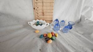 lot 22 image: Fenton Hobnail Bowl whandle, glass eggs, Vintage Periwinkle Swirl Art Glass Eggs
