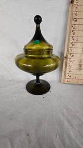 lot 31 image: Vintage Green Glass Apothacary Jar