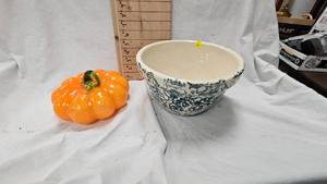 lot 65 image: Green Speckled Stonewar Bowl and Hand Blown Glass Art Pumpkin