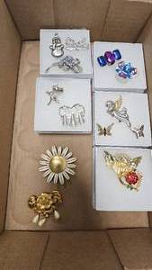 lot 72 image: Assorted Vintage Jewelry Lot, PinsBroaches