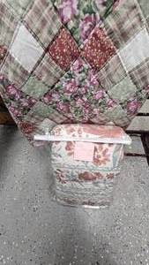 lot 80 image: Home Collection Full Comforter and Queen Comforter