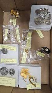 lot 83 image: Vintage Assorted Jewelry Lot, descriptions pictured