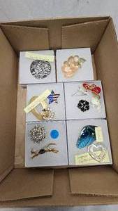 lot 98 image: Vintage Jewelry Assortment