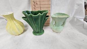 lot 142 image: Niloak 1940s Fan Vase and USA Pottery Vase 403, Yellow FTD Vase