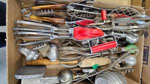 lot 177 image: Assorted Vintage Kitchen Gadgets
