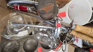 lot 179 image: Assorted Vintage Kitchen Gadgets