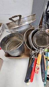 lot 181 image: Assorted Vintage Kitchen Gadgets