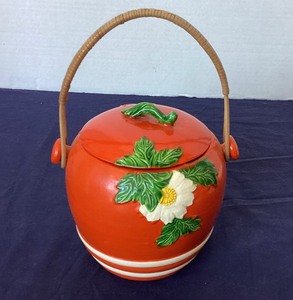 lot 15 image: Vintage Japan Tomatoware Biscuit Jar