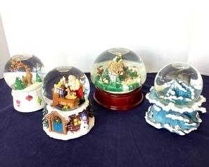 lot 84 image: Group of 4 Snow Domes