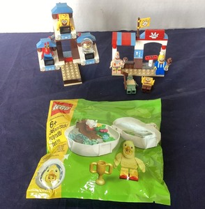 lot 144 image: LEGO Sponge Bob Square Pants Glove World Set  Chicken Skater Pod Set
