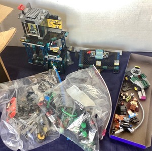 lot 150 image: LEGO DC Comics Superheroes The Batcave  Other Elements