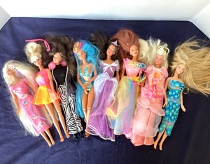 lot 200 image: Group of 8 Barbies