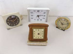 lot 29 image: 4 WORKING Vintage Clocks 