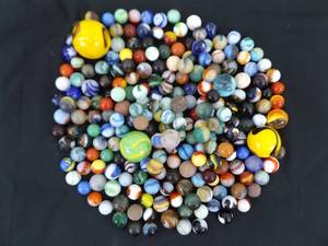 lot 32 image: Large Lot of Antique and Vintage Marbles