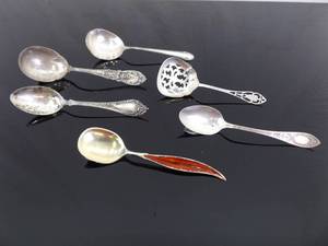 lot 37 image: 126.6 Grams of Antique and Vintage .925 Sterling Silver Serving Spoons