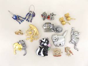 lot 79 image: Lot of Cat Themed Brooches etc.