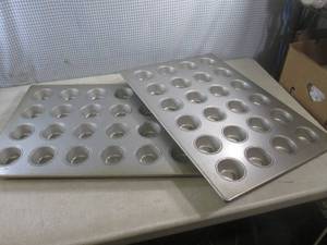 lot 90 image: (EW2) 2 Large Commercial MuffinCup...