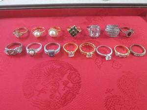 lot 119 image: (CNTR) Assortment of Fashion Rings ...