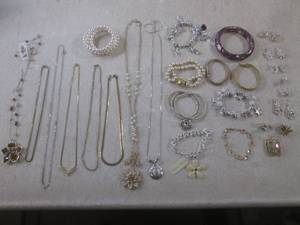 lot 120 image: (CNTR) Assorted Fashion Jewelry - N...