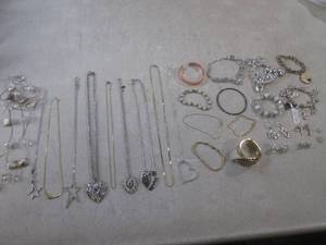 lot 121 image: (CNTR) Assorted Fashion Jewelry - N...